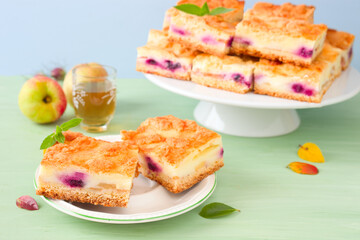Fruchtiger Streuselkuchen mit Joghurtfüllung