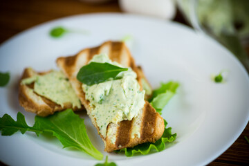green bread spread of arugula, curds and eggs with fried toast