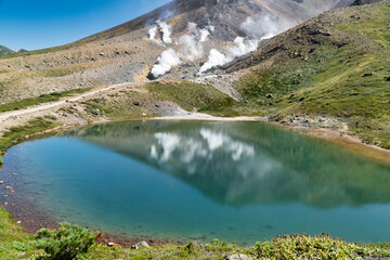 活火山と池