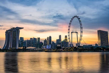 Crédence de cuisine en plexiglas Helix Bridge Stunning view of the Marina Bay skyline during a beautiful sunset in Singapore. Singapore is a sovereign island city-state in maritime Southeast Asia.