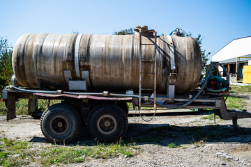 Car trailer for transporting liquids