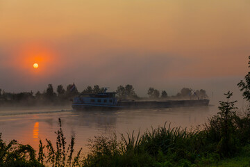 Fototapeta premium sunrise over the river maas in Holland