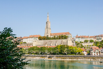Fototapeta premium Bern, Berner Münster, Münster, Schwellenmätteli, Mattequartier, Aare Fluss, Matte, Stadt, Altstadt, Altstadthäuser, Aareufer, historische Häuser, Sommer, Schweiz 