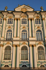 Fototapeta na wymiar Façade de palais baroque à Saint-Pétersbourg, Russie