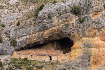 casa construida en un abrigo, sierra del Huebras, Parque Natural Sierras de Cazorla Segúra Y Las...