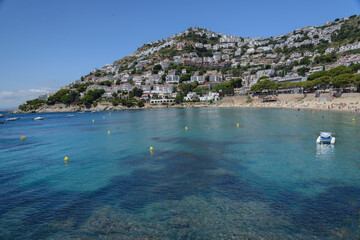 Obraz premium Canyelles Petites:Playa de agua cristalina y arena blanca en Roses, Girona, <españa