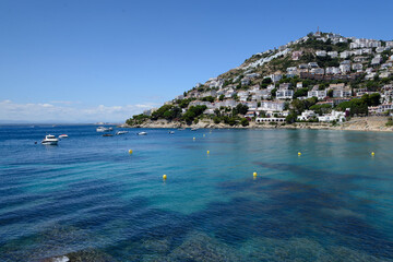 Canyelles Petites:Playa de agua cristalina y arena blanca en Roses, Girona, <españa