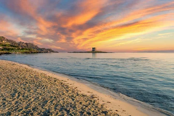 Foto op Plexiglas La Pelosa Strand, Sardinië, Italië Landschap van het strand van La Pelosa bij dramatische zonsondergang