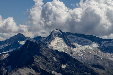 Gletscher. Gipfel und Wolken