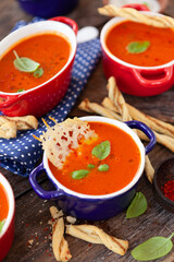 Tomatensuppe in kleinen Toepfchen