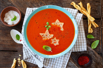 Tomatensuppe mit Sternen