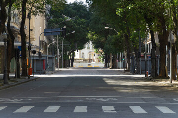 Fototapeta na wymiar streets of downtown rio de janeiro empty during the coronavirus pandemic