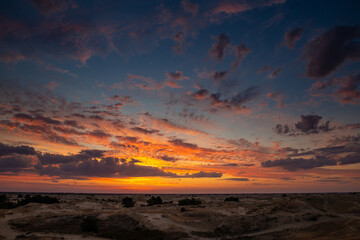 Obraz premium Beautiful morning desert landscape at sunrise with dunes.