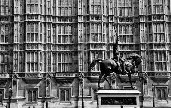 fa&ccedil;ade du parlement britannique avec  statue de Richard C&oelig;ur de Lion