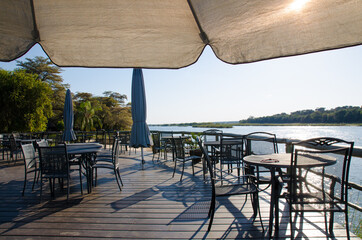 Afrika - Terrasse am Kawango /Okawango in Namibia nahe Rundu mit Blick auf den Fluss am Abend
