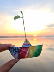 buntes Boot in der Hand halten