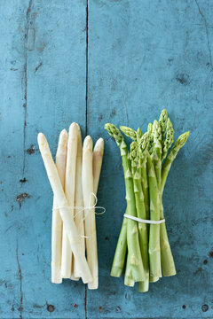Bundles&Ocirc;&oslash;&Omega;of white and green asparagus