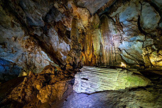 Vietnam, Quang Binh Province, Rock formations inside&Ocirc;&oslash;&Omega;Paradise Cave