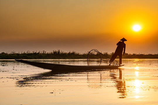 Myanmar,&Ocirc;&oslash;&Omega;Shan&Ocirc;&oslash;&Omega;state, Silhouette of traditional Intha&Ocirc;&oslash;&Omega;fisherman on&Ocirc;&oslash;&Omega;Inle&Ocirc;&oslash;&Omega;lake at sunset