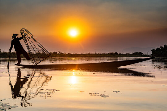 Myanmar,&Ocirc;&oslash;&Omega;Shan&Ocirc;&oslash;&Omega;state, Silhouette of traditional Intha&Ocirc;&oslash;&Omega;fisherman on&Ocirc;&oslash;&Omega;Inle&Ocirc;&oslash;&Omega;lake at sunset