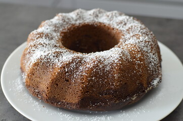 Gugelhupf mit Puderzucker
