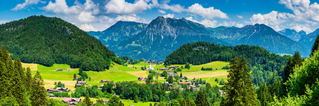 Germany, Bavaria, Tiefenbach, Countryside village in Allgau Alps with Entschenkopf, Rubihorn&Ocirc;&oslash;&Omega;and Schattenberg in background