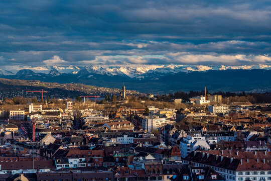 Switzerland, Zurich,&Ocirc;&oslash;&Omega;Cityscape&Ocirc;&oslash;&Omega;with snow covered mountains in background, aerial view