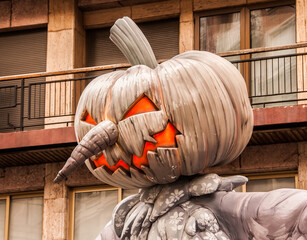 Representación de una terrorífica calabaza de Halloween parte de un Ninot de una falla valenciana en la celebración de Las Fallas.