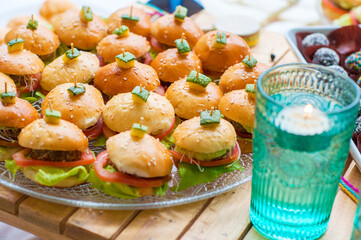 Deliciosas veggie burger o hamburguesas vegetarianas en una fiesta o celebración.