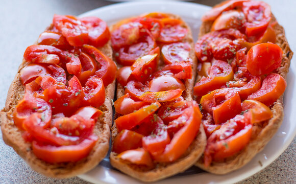 Frisella con pomodoro e olio cibo tipico del sud italia in estate - piatto vegetariano e vegano