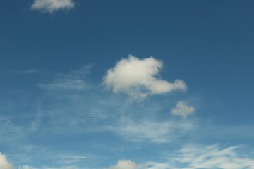 Naklejka na ściany i meble 秋の風景青い空と白い雲