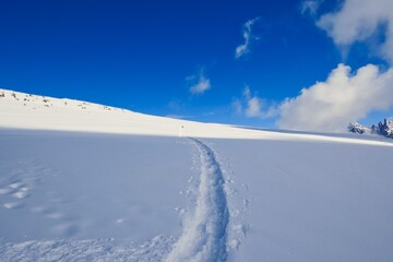 Obraz premium footpath in the snow to the top of the mountain