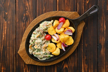 Fried chanterelles, honey mushrooms and potato wedges with creamy sauce