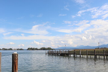 Fototapeta premium Sonniger Tag am Chiemsee Steg mit Möwen