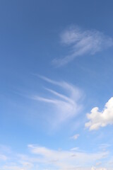 Fototapeta na wymiar Blauer Himmel mit schönen Federwolken