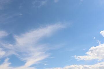 Himmlische Federwolken, blauer Himmel