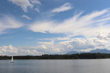Segelboot auf hoher see