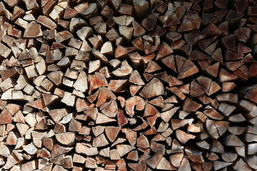 trockenes aufgestapeltes holz frontal 