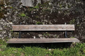 Holzbank frontal an wegrand