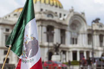 Bandera de México frente a edificios populares la ciudad de México