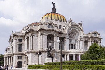 Fototapeta na wymiar Palacio de bellas artes en el centro historico de la ciudad de mexico