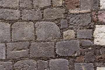 Pared de piedra tallada en muro gris