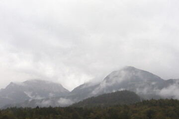 stimmungsvolle berge mit waberndem nebel