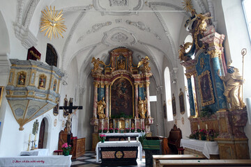 Fototapeta na wymiar barocke Innenausstattung der Pfarrkirche Maria Himmelfahrt Moos