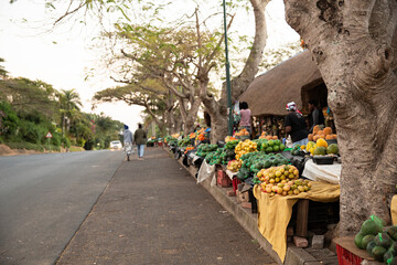 Mercado en la calle de frutas y verduras en Sudáfrica.