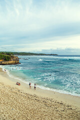 Fototapeta na wymiar Panorámica de playa paradisíaca de arena clara y mar azul.