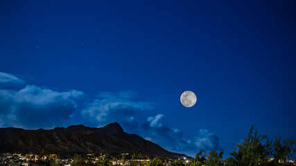 Naklejka na ściany i meble full moon over the mountains at Diamond Head