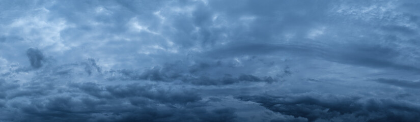 Obraz premium Panorama dark evening sky with blue clouds. Fluffy clouds in the sky.