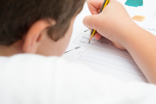 ni&ntilde;o haciendo los deberes del colegio 