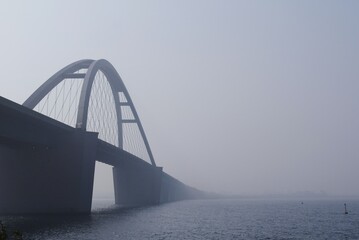 Fehmarnsundbrücke im Dunst